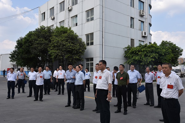 2 考察组参考考察中欧在线平台白家配送中心.JPG